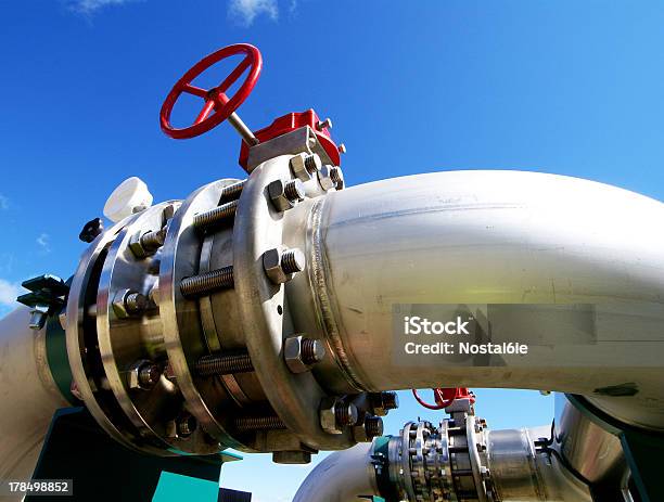 Foto de Zona Industrial De Aço Equipamentos Contra O Céu Azul e mais fotos de stock de Oleoduto