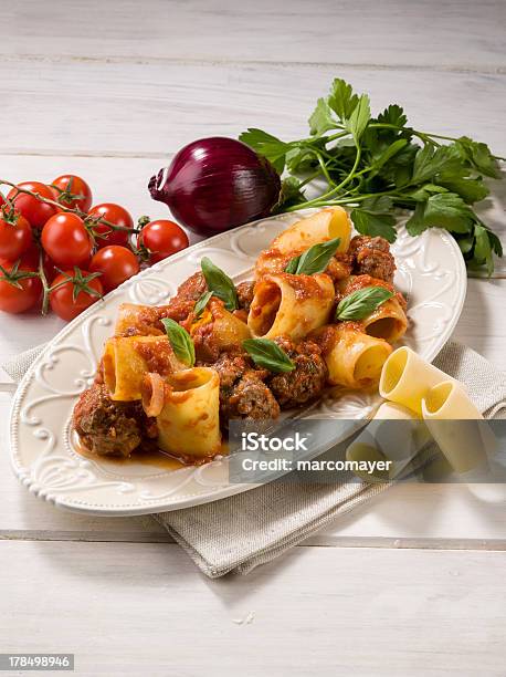 Paccheri Pasta Con Polpette - Fotografie stock e altre immagini di Basilico - Basilico, Carne, Cibi e bevande