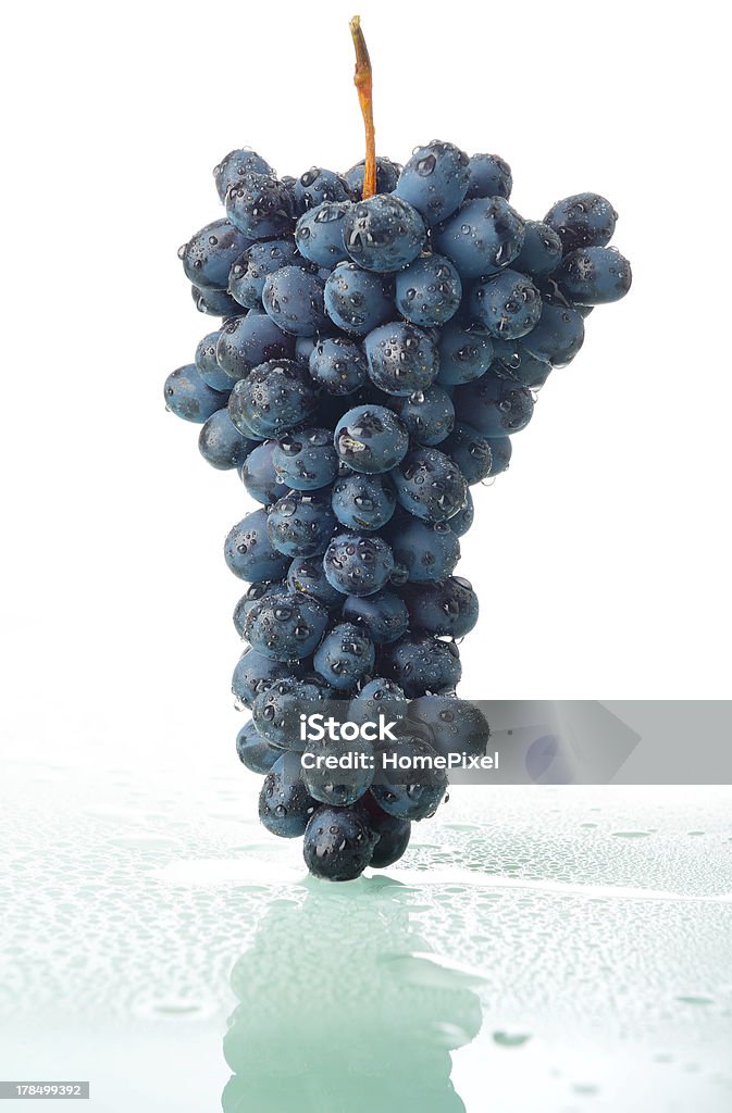 Pęk winogron z krople wody - Zbiór zdjęć royalty-free (Awinion)