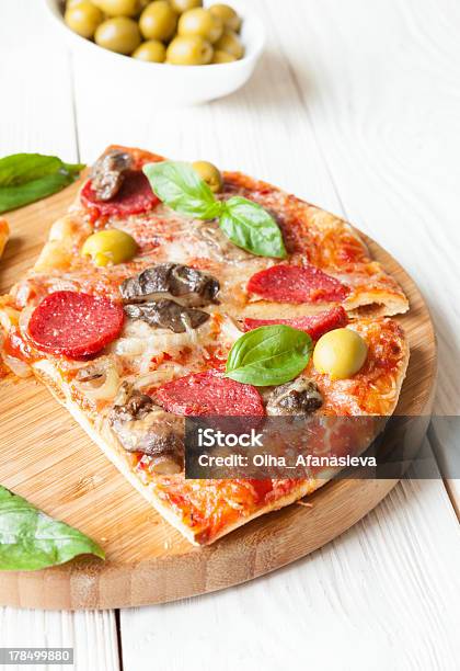 Apetitosa Corte En Porciones De Pizza Foto de stock y más banco de imágenes de Aceituna - Aceituna, Al horno, Albahaca