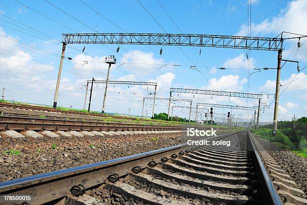 Foto de Ver No Verão Railroad e mais fotos de stock de Armação de Construção - Armação de Construção, Azul, Cabo