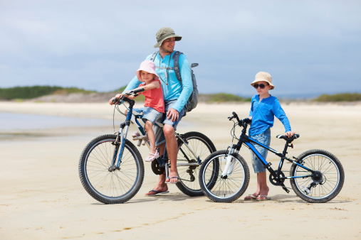 Padre y los niños pueden montar bicicletas photo