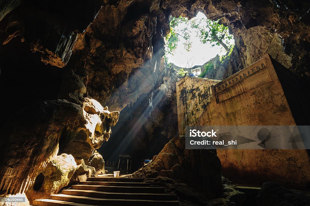 Rayon de soleil dans la cave kaoluang mountain - Photo de Découverte libre de droits