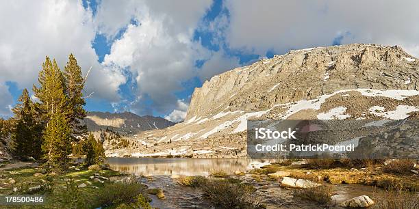 Alpine Lake Panorama Stockfoto und mehr Bilder von Amerikanische Sierra Nevada - Amerikanische Sierra Nevada, Bach, Baum