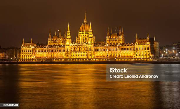 Sede Do Parlamento Húngaro À Noitebudapeste - Fotografias de stock e mais imagens de Anoitecer - Anoitecer, Antigo, Ao Ar Livre
