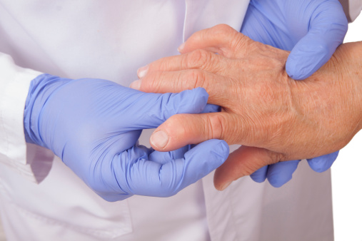Mujer Senior con artritis reumatoide visita un médico photo