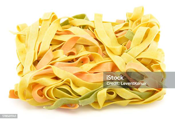 Pila De Tagliatelle Pasta Foto de stock y más banco de imágenes de Alimento - Alimento, Amarillo - Color, Comida italiana