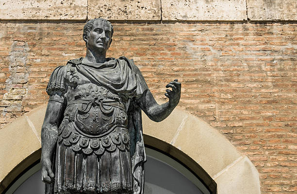 gaio statua di giulio cesare a rimini, italia - julius caesar foto e immagini stock