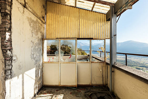 veranda in vecchio edificio - cement floor frame abandoned architecture foto e immagini stock