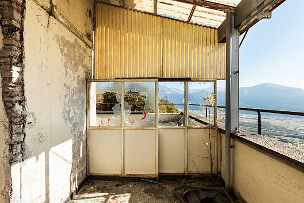 varanda de edifício antigo - cement floor frame abandoned architecture - fotografias e filmes do acervo