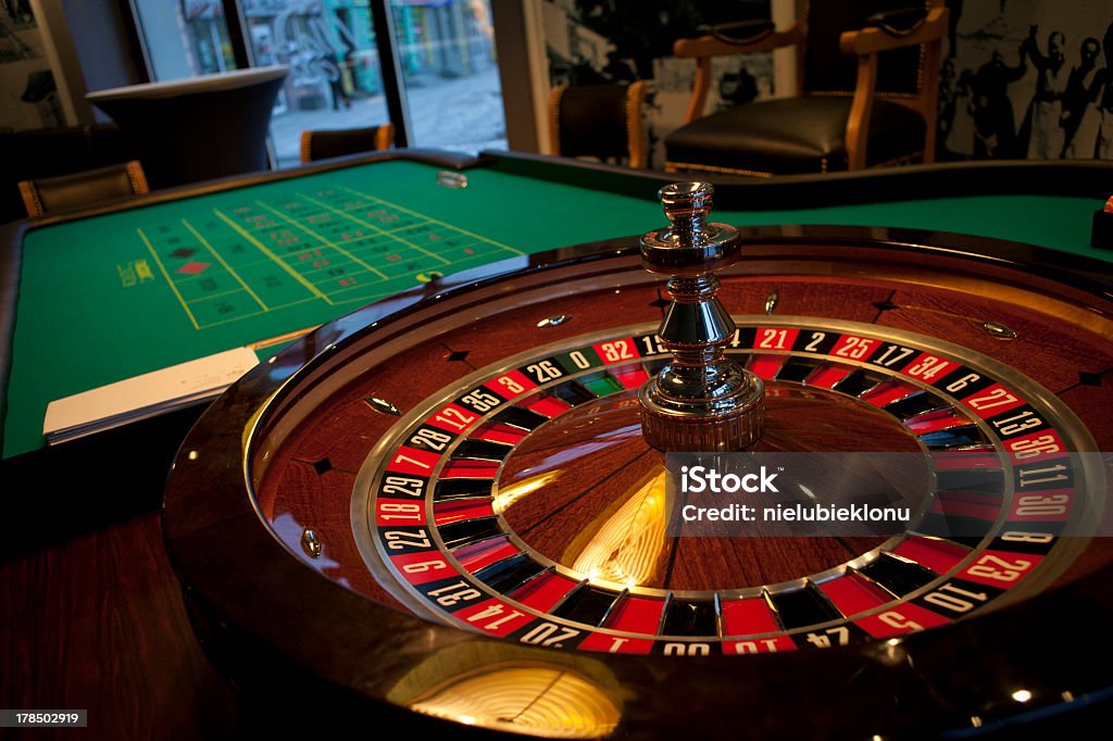 Tavolo della Roulette - Foto stock royalty-free di Ruota della roulette