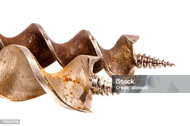 Due Vecchi Punte In Metallo Per Legno Isolato - Fotografie stock e altre immagini di Acciaio - Acciaio, Arrugginito, Attrezzatura