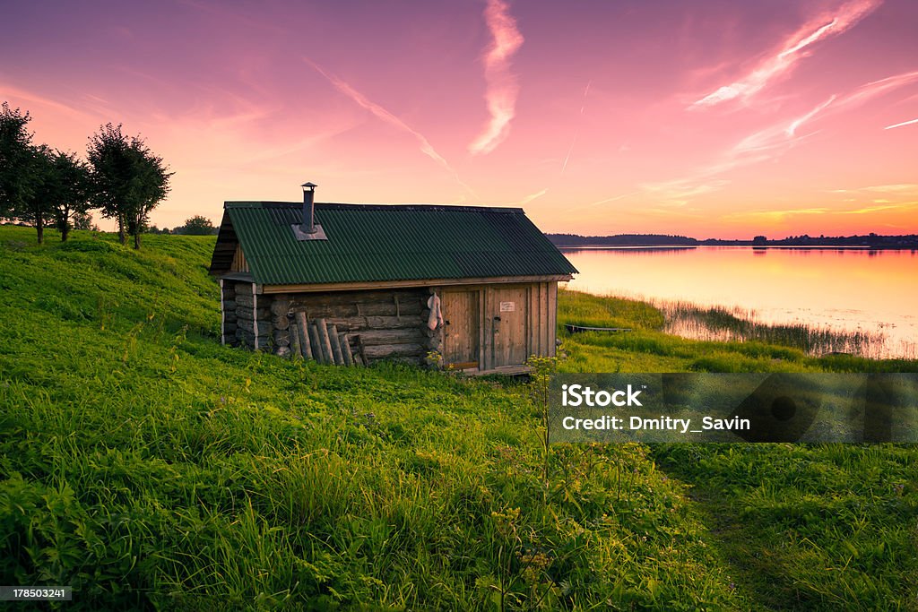 Little lone Parlamento sulle rive del fiume al tramonto - Foto stock royalty-free di Acqua