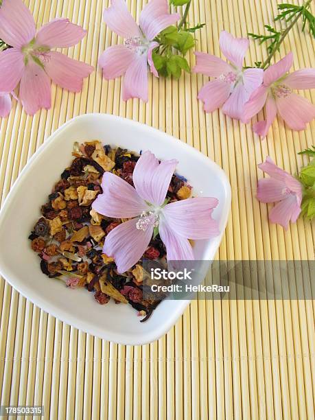 Loose Obst Tee Mit Malve Blumen Stockfoto und mehr Bilder von Blüte - Blüte, Fotografie, Hibiskustee