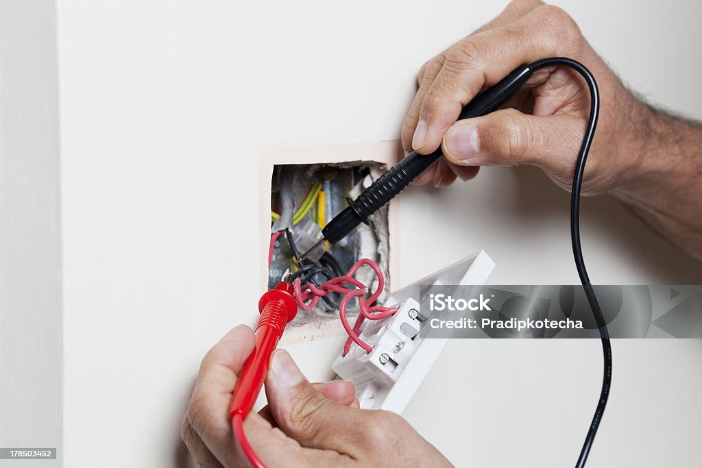 Elettricista - Foto stock royalty-free di Esaminare