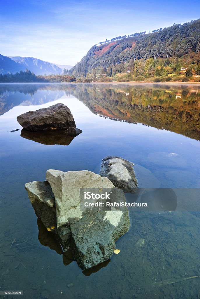 Upper Lake in Glendalough - Foto stock royalty-free di Lago Upper Lake