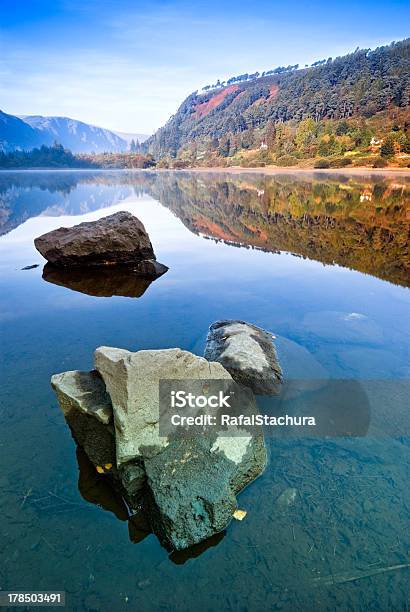 Upper Lake In Glendalough - Fotografie stock e altre immagini di Lago Upper Lake - Lago Upper Lake, Acqua, Alba - Crepuscolo