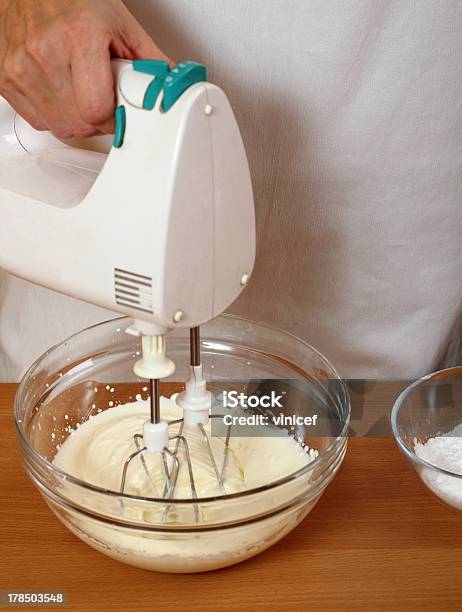 Gelato Per Riempire Frusta - Fotografie stock e altre immagini di Attività - Attività, Bianco d'uovo, Bianco d'uovo montato