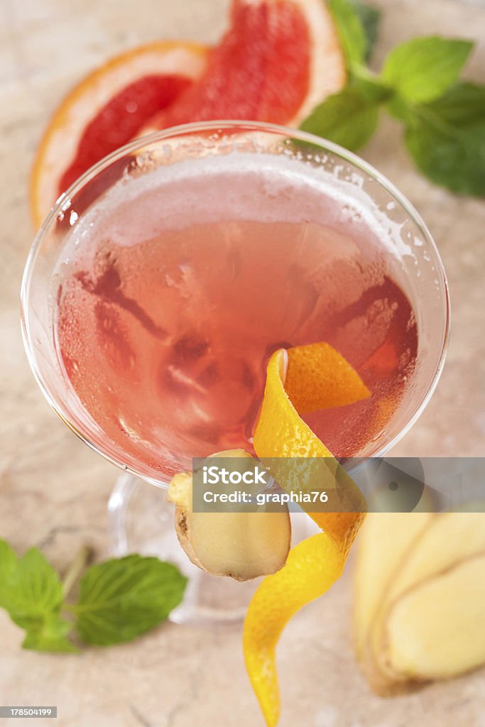 Rosso drink con zenzero e mirtilli - Foto stock royalty-free di Alchol