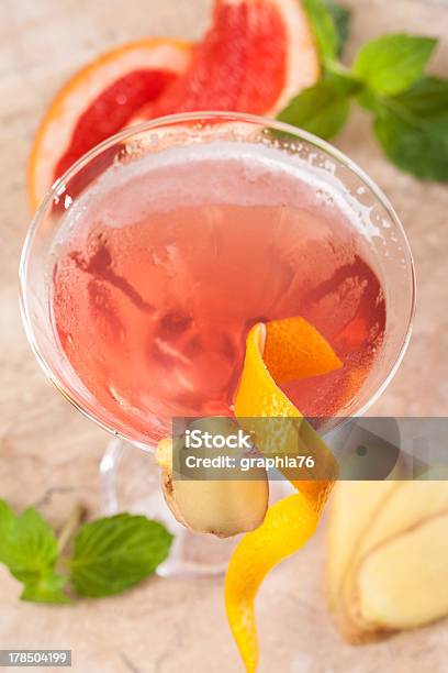 Rosso Drink Con Zenzero E Mirtilli - Fotografie stock e altre immagini di Alchol - Alchol, Aperitivo, Bibita