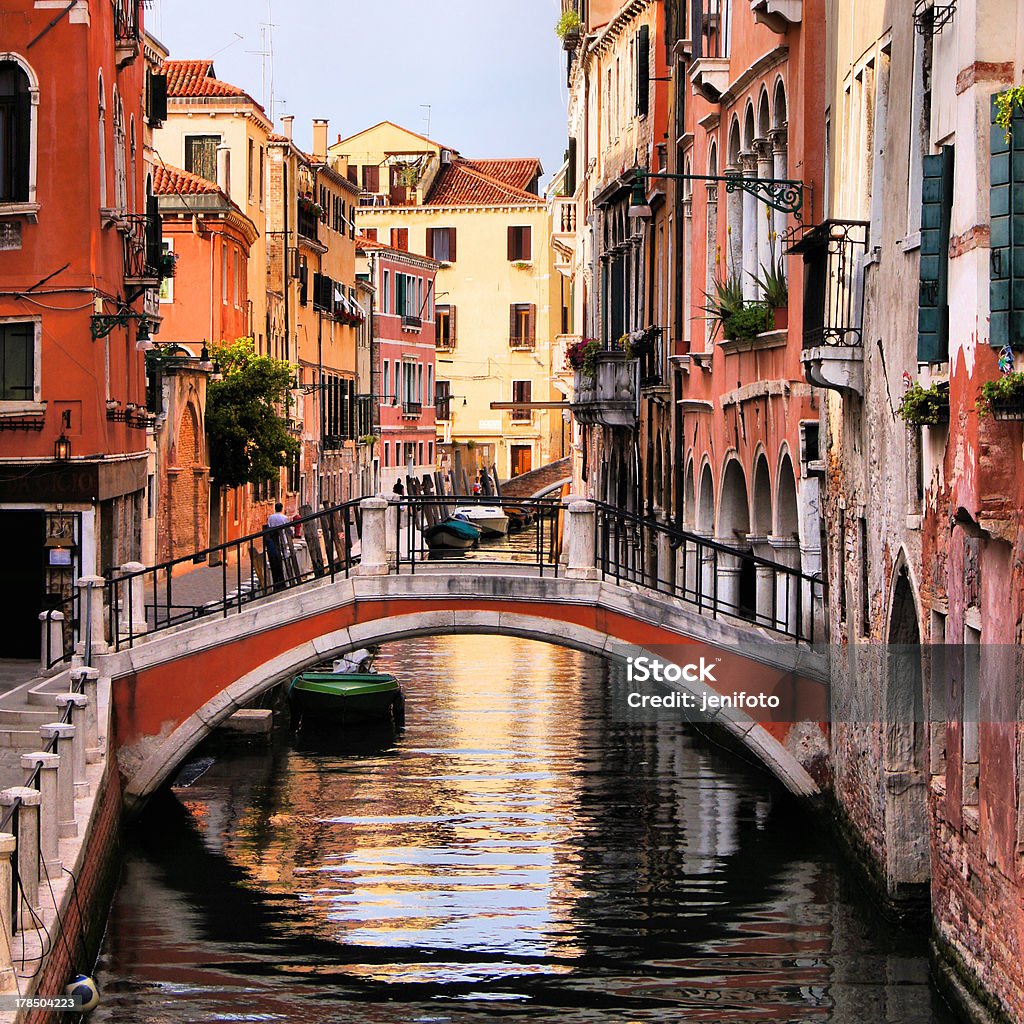 Brücke über den malerischen Kanäle von Venedig, Italien - Lizenzfrei Abenddämmerung Stock-Foto