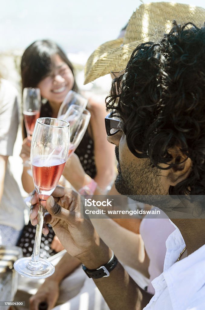 Sorrindo amigos comemorando uma ocasião especial com bebidas - Foto de stock de Adulto royalty-free