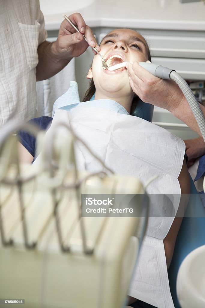 Mädchen, die Ihre Zähne von Arzt überprüft - Lizenzfrei Ausrüstung und Geräte Stock-Foto