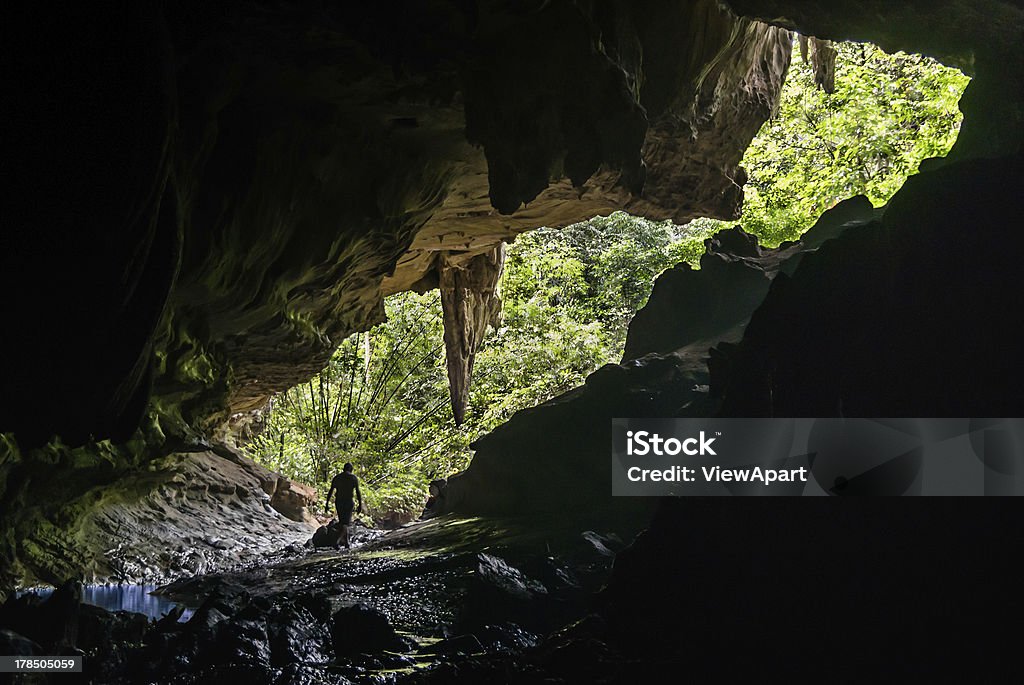 Człowiek w jaskini ulatnia - Zbiór zdjęć royalty-free (Jaskiniowiec)