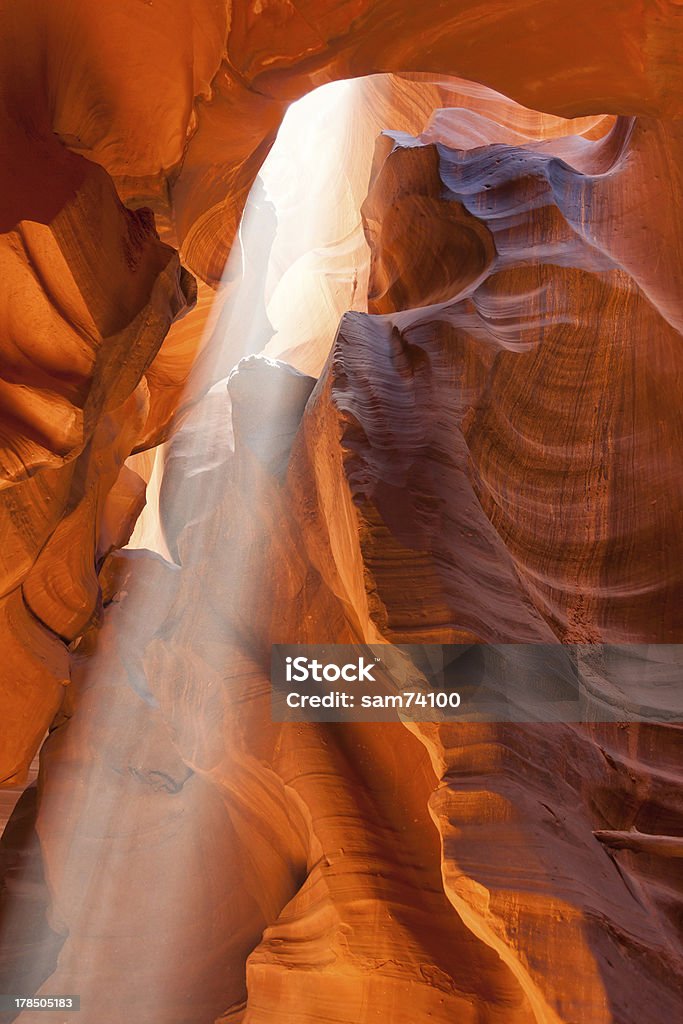 Haz de luz en Antelope Canyon, Arizona - Foto de stock de Abstracto libre de derechos