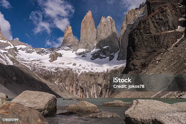 Торрес Дель Пайне В Чилийский Национальный Парк И Озеро — стоковые фотографии и другие картинки Альпинизм