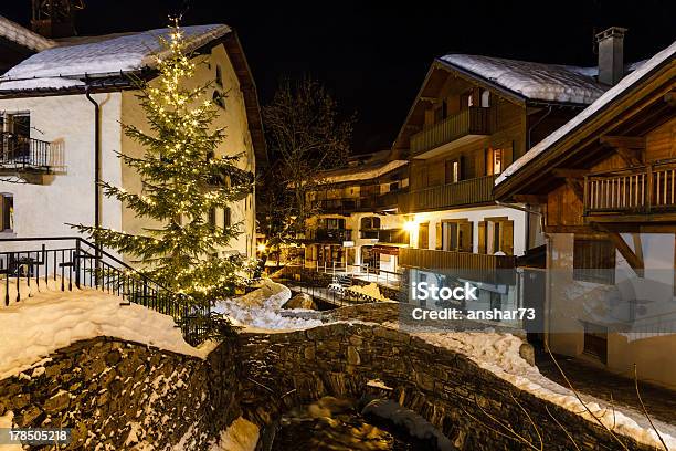 Pueblo De Megeve On Christmas Eve Alpes Franceses Francia Foto de stock y más banco de imágenes de Noche