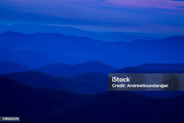 Estrada Blue Ridge Noite - Fotografias de stock e mais imagens de Admirar a Vista - Admirar a Vista, Anoitecer, Ao Ar Livre