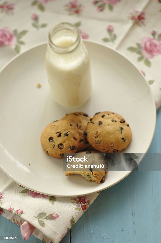 Cookies com gotas de Chocolate - Foto de stock de Biscoito royalty-free