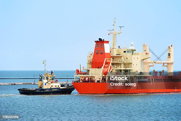 Foto de Tug Boat Ajuda A Manobra Do Navio e mais fotos de stock de Assistência - Assistência, Azul, Carregamento - Frete