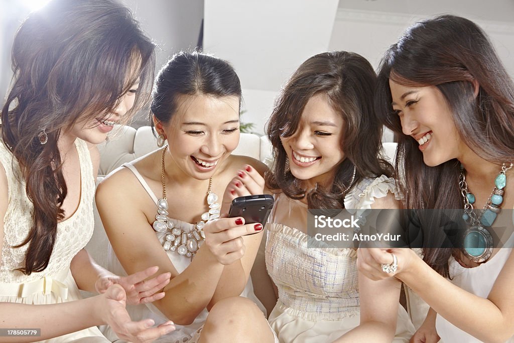 Meninas pagando com telemóvel - Royalty-free 20-29 Anos Foto de stock