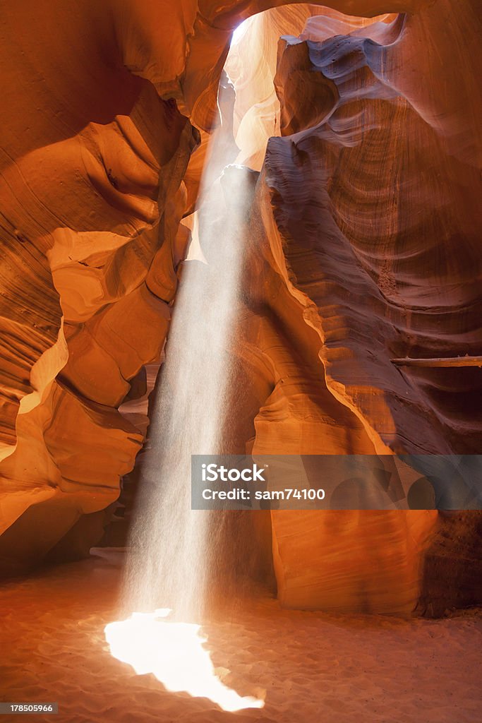 Fascio di luce nel Antelope Canyon in Arizona - Foto stock royalty-free di Arancione