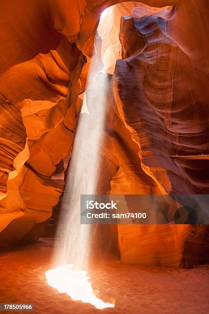 Fascio Di Luce Nel Antelope Canyon In Arizona - Fotografie stock e altre immagini di Arancione - Arancione, Arenaria - Roccia sedimentaria, Arizona