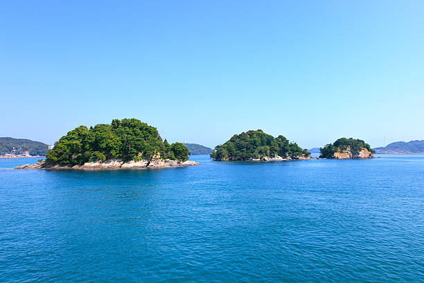 小さな島では、海と青い空。トバ湾、日本。 - ise ストックフォトと画像