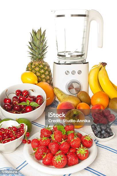 Batido De Frutas De Verano Y Mezclador Foto de stock y más banco de imágenes de Albaricoque - Albaricoque, Alimento, Arándano