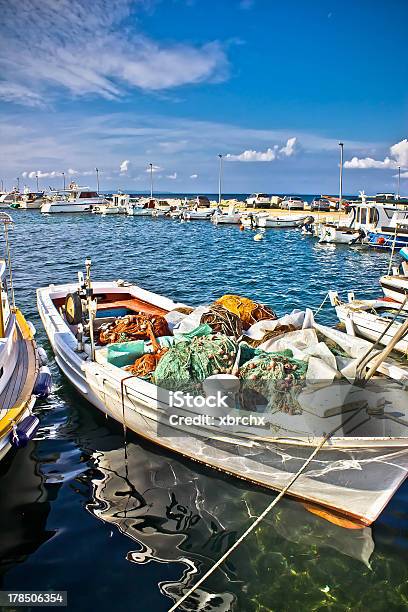 昔ながらの漁村の木製ボートに網 - アドリア海のストックフォトや画像を多数ご用意 - アドリア海, カラフル, クロアチア