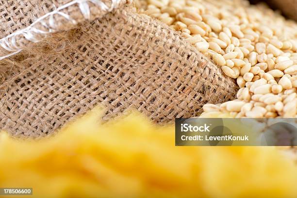 Turva Massa Na Frente De Trigo - Fotografias de stock e mais imagens de Amarelo - Amarelo, Cereal, Comida