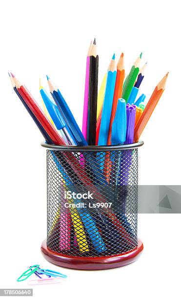 Kolorowe Ołówki I Długopisy - zdjęcia stockowe i więcej obrazów Białe tło - Białe tło, Fotografika, Hobby