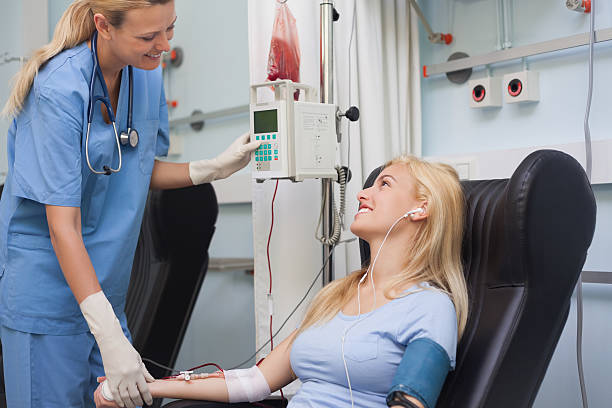 enfermeira verificar o pulsar de uma paciente - blood donation audio - fotografias e filmes do acervo