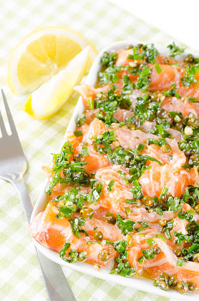 carpaccio de salmão, peixe fresco marinado em fatias - food salmon chervil chive - fotografias e filmes do acervo