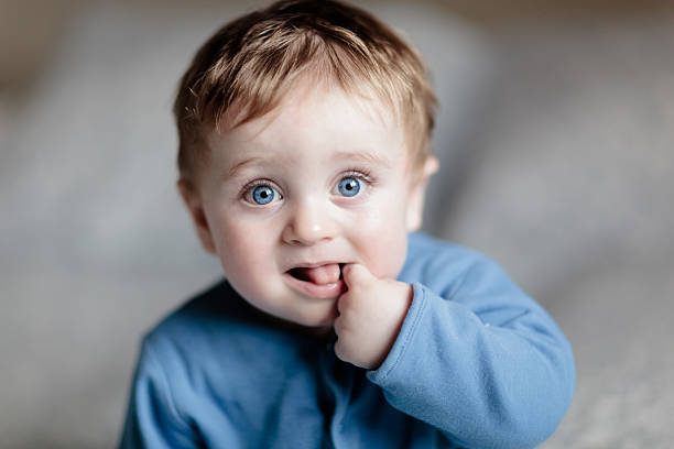 Bebé de 6 meses de edad con ojos azules - foto de stock