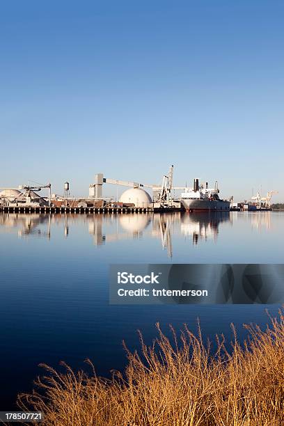 Reflejo De Transporte Marítimo Puerto De Foto de stock y más banco de imágenes de Agua - Agua, Aire libre, Azul