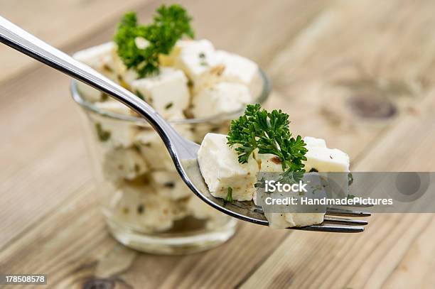 Photo libre de droit de Cubes De Fromage Feta Sur Une Fourche banque d'images et plus d'images libres de droit de Aliment - Aliment, Aliment en portion, Aliment émincé