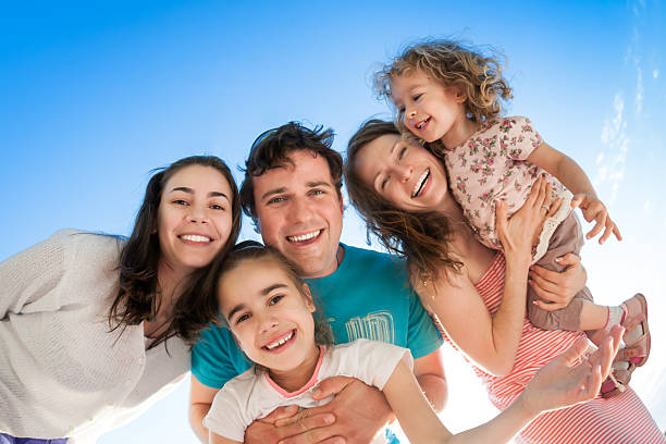 feliz personas - familia con tres hijos fotografías e imágenes de stock