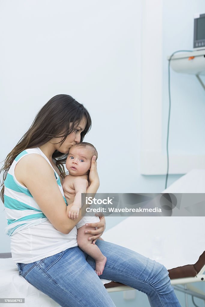 Мать, держа младенца в экзамен номер - Стоковые фото 30-39 лет роялти-фри
