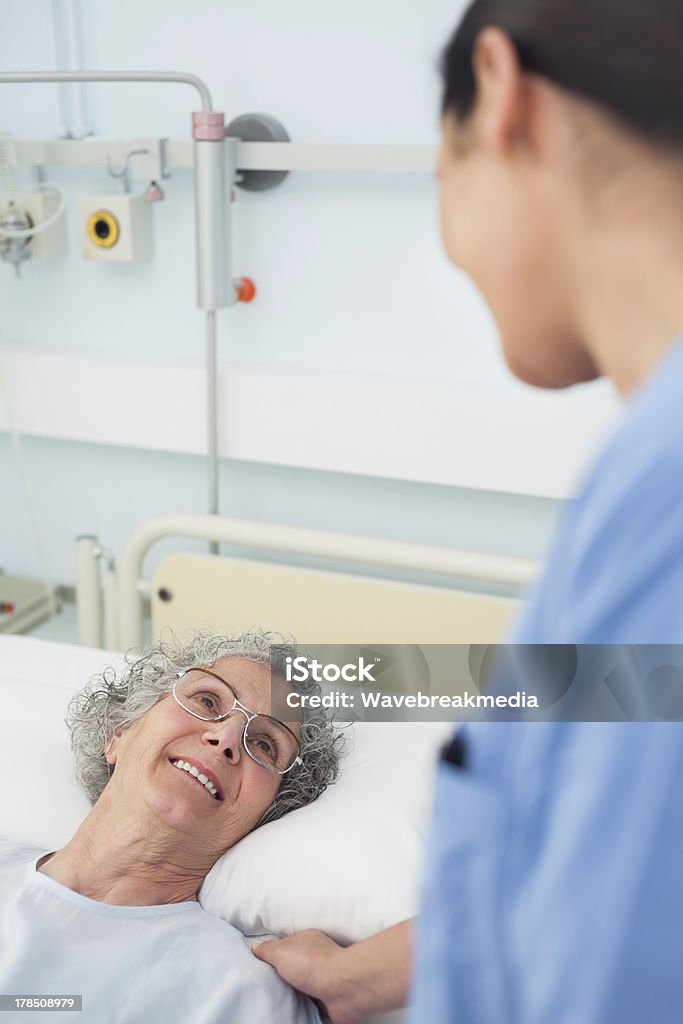 患者の笑顔を看護師 - 30代のロイヤリティフリーストックフォト